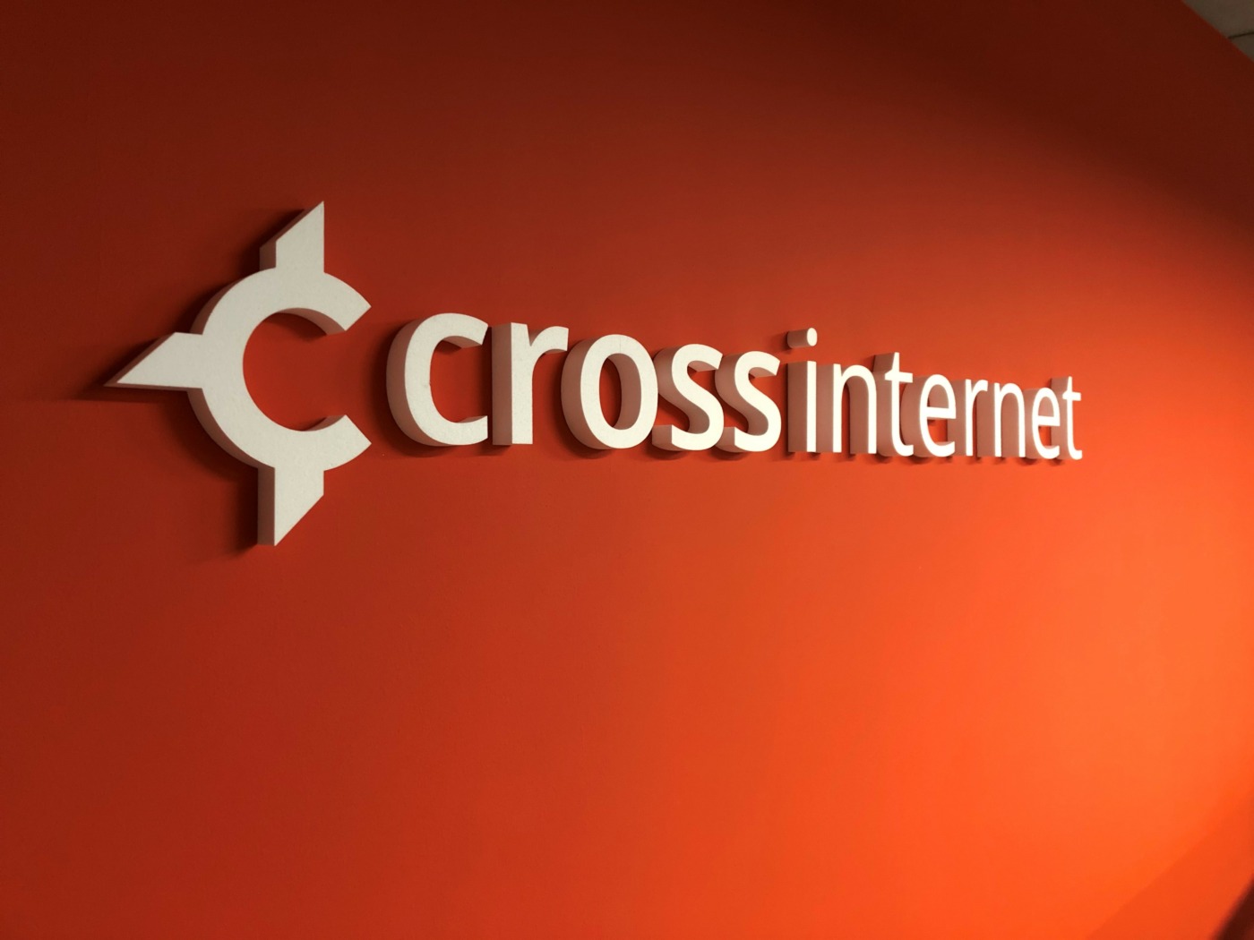 Cross internet logo wit